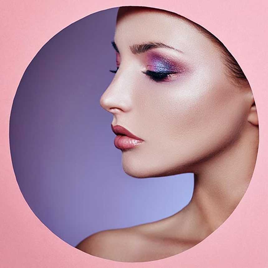  Out Of This World: How To Pull Off The Holographic Make-up Development